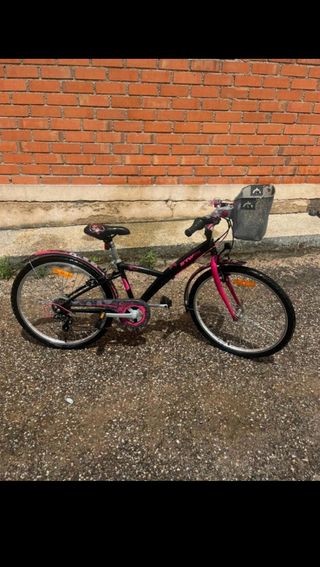 Bicicleta niña negra y rosa con cesta