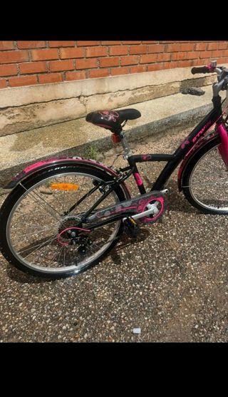Bicicleta niña negra y rosa con cesta