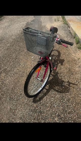 Bicicleta niña negra y rosa con cesta