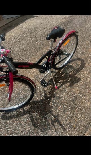 Bicicleta niña negra y rosa con cesta