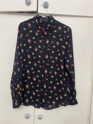 Camisa negra flores Violeta by Mango Talla M NUEVA