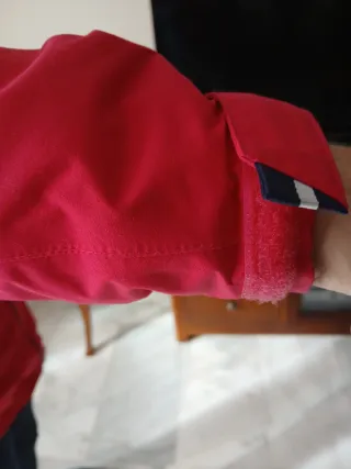 Chaqueta impermeable roja