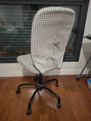 Silla de oficina con ruedas y altura regulable.