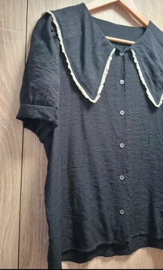 Blusa negra cuello Peter Pan encaje