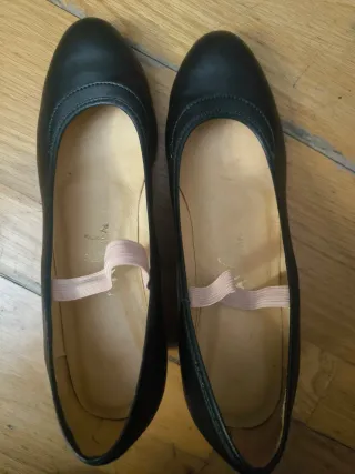 Zapatos de flamenco negros complementamente nuevos