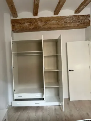 Armario blanco de madera