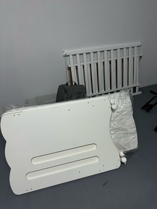 Cuna blanca con diseño de conejo  Incluye colchon