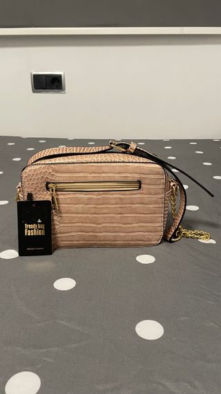 Bolso beige y dorado.