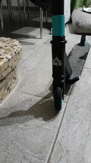 Patín scooter negro y turquesa