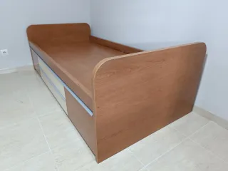 Cama 90x190 con 4 cajones y mesita