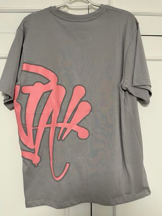 Camiseta Syna World gris y rosa