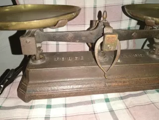 Balanza antigua de latón y hierro