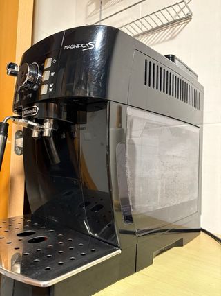 Cafetera De’Longhi Magnifica con molinillo