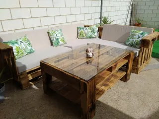 Sofá y mesa de palets con cristal