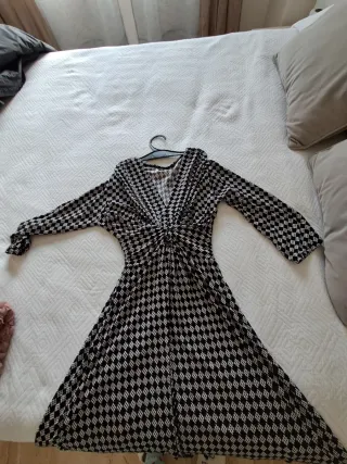 Vestido elástico con nudo al pecho