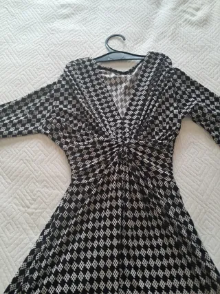 Vestido elástico con nudo al pecho