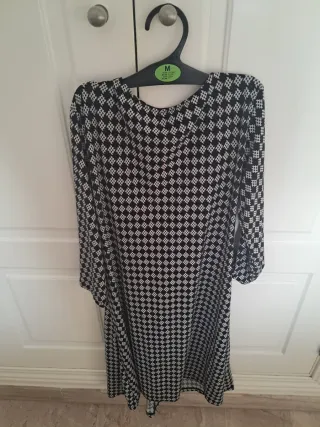 Vestido elástico con nudo al pecho