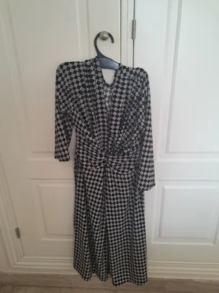 Vestido elástico con nudo al pecho