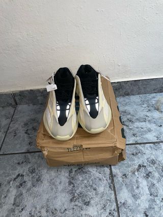 Zapatillas Adidas Yeezy 700 Beige/Gris