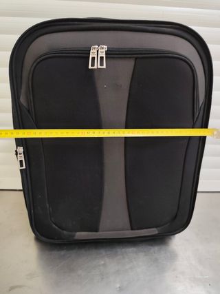 Maleta de viaje negra y gris.