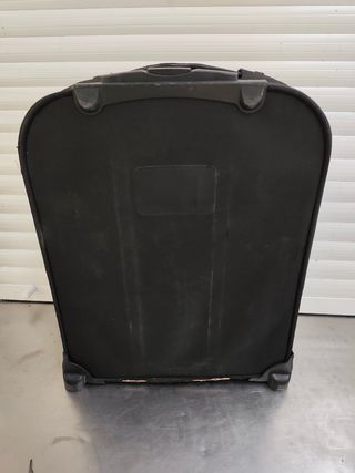 Maleta de viaje negra y gris.