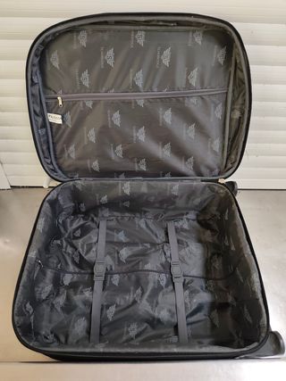 Maleta de viaje negra y gris.