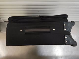 Maleta de viaje negra y gris.