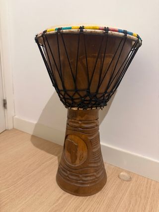 Tamburi africani in legno e pelle