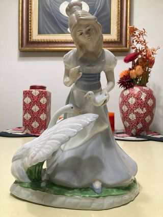 Figura cerámica Valenciana niña y cisnes