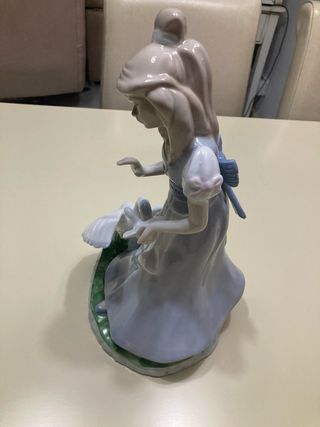 Figura cerámica Valenciana niña y cisnes