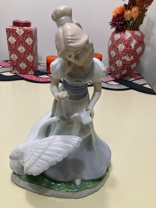 Figura cerámica Valenciana niña y cisnes
