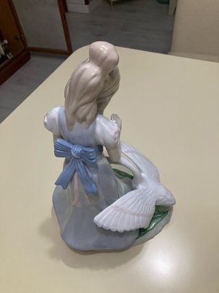 Figura cerámica Valenciana niña y cisnes