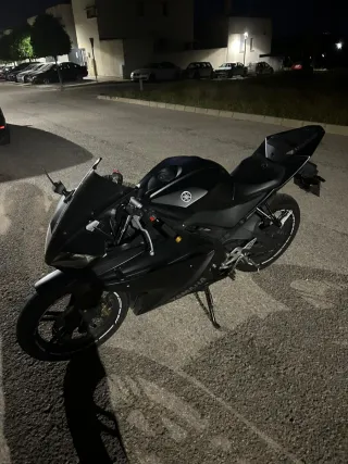 Moto Deportiva Negra Yamaha yfz 125 r