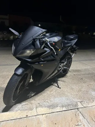 Moto Deportiva Negra Yamaha yfz 125 r