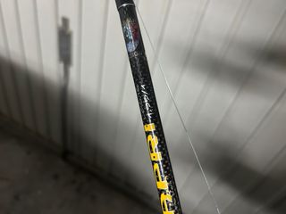 Caña y carrete de pesca para embarcación