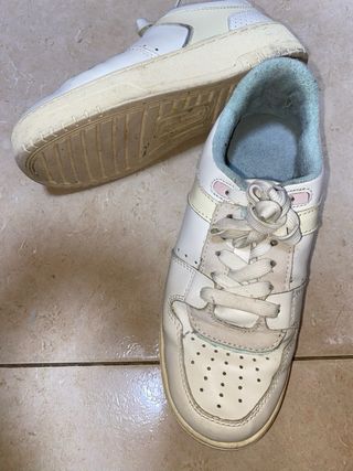 Zapatillas deportivas blancas y rosas