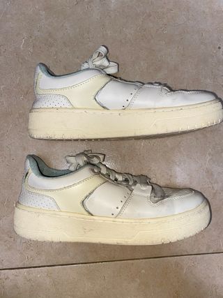 Zapatillas deportivas blancas y rosas