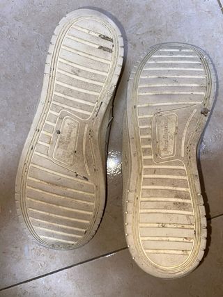 Zapatillas deportivas blancas y rosas