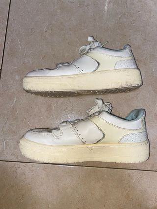Zapatillas deportivas blancas y rosas