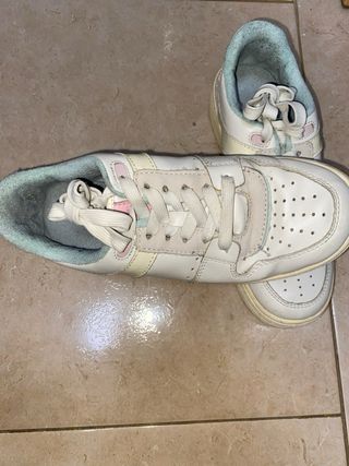 Zapatillas deportivas blancas y rosas