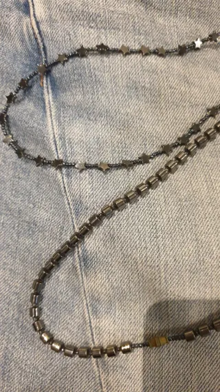 Set di due collane con stelle e cubi