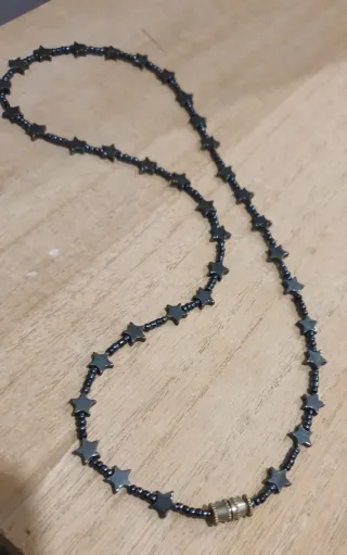 Set di due collane con stelle e cubi