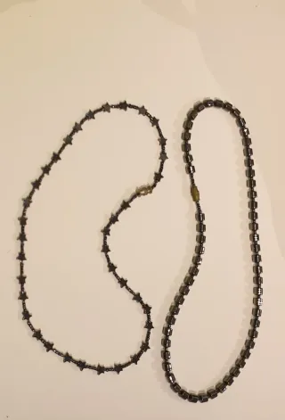 Set di due collane con stelle e cubi