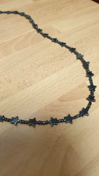 Set di due collane con stelle e cubi