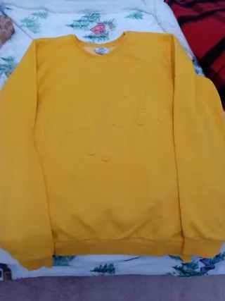 Jersey amarillo con relieve