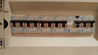 Se realizan trabajo de electricidad de emergencia