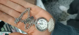 Reloj de bolsillo plateado con cadena
