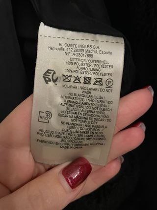 Chaqueta negra con capucha de pelo