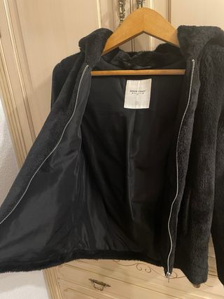 Chaqueta negra con capucha de pelo