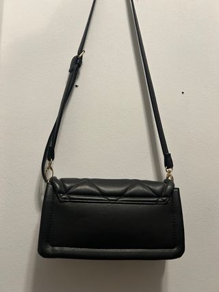 Bolso negro acolchado con rombos